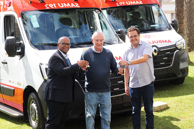 SAMU de Castro recebe duas novas ambulâncias para renovar frota