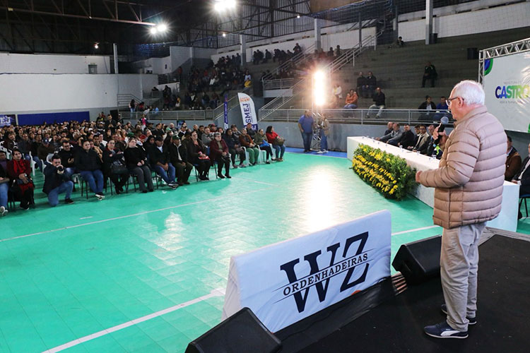 TJ, Estado e Prefeitura entregam mais de 400 títulos de propriedade a famílias de Castro