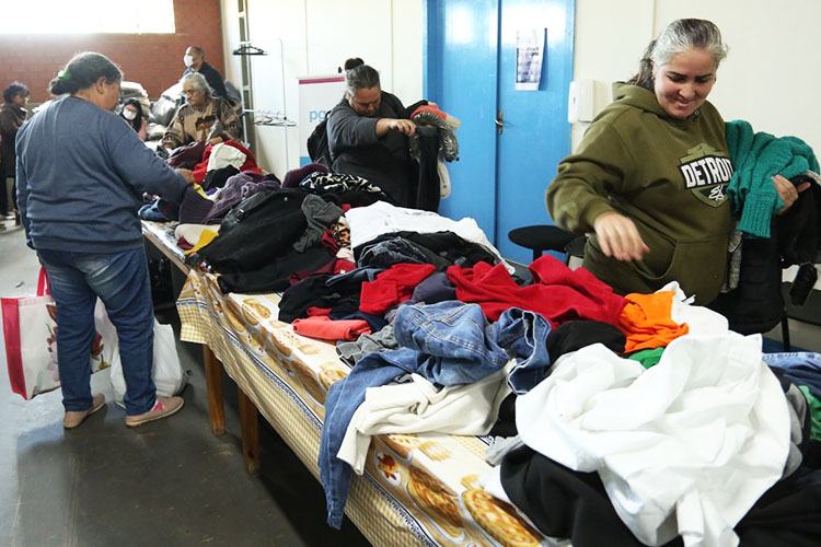 Campanha PG Sem Frio arrecada roupas para pessoas em vulnerabilidade social