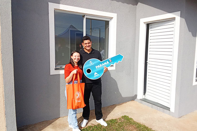 Com recursos do Estado, 55 famílias de Palmeira recebem as chaves dos novos lares