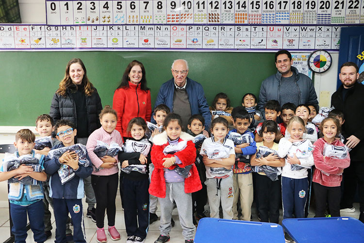 Castro entrega uniformes para 8 mil alunos da rede municipal