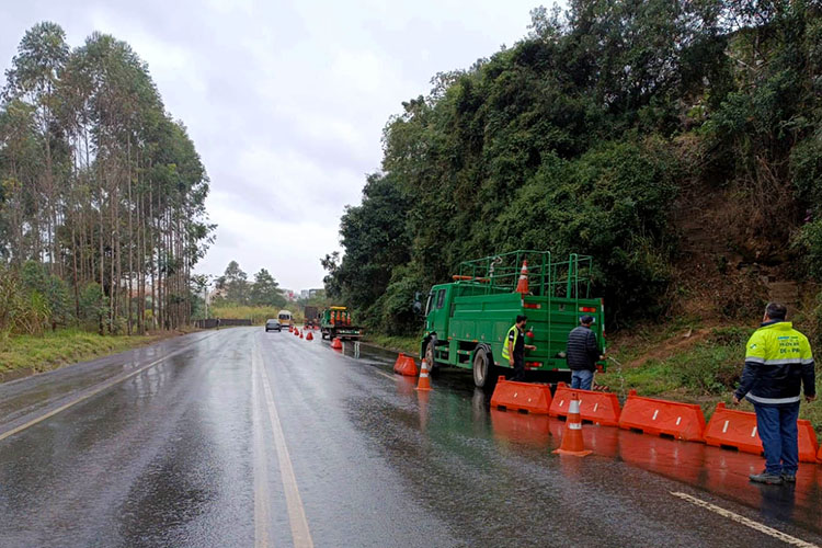 PR-160 em Telêmaco Borba tem 3ª faixa bloqueada por risco de queda de barreira
