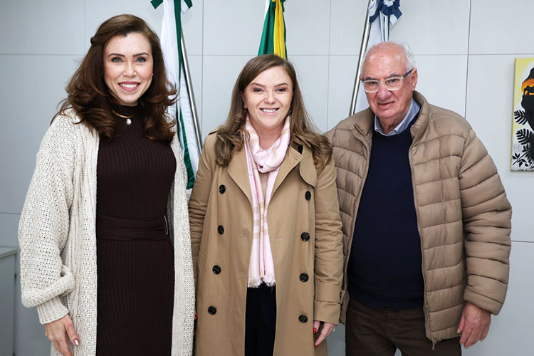 Castro formaliza no Governo do Estado pedido para receber Casa da Mulher Paranaense