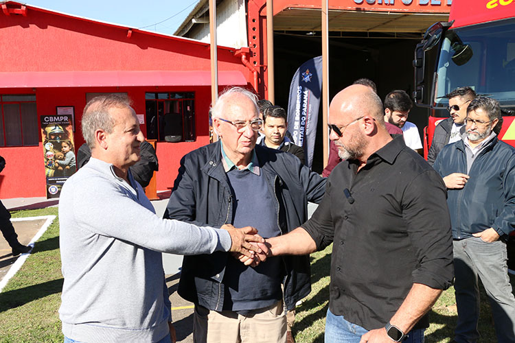 Bombeiros de Castro recebem novo caminhão para combate a incêndio e resgate de vítimas