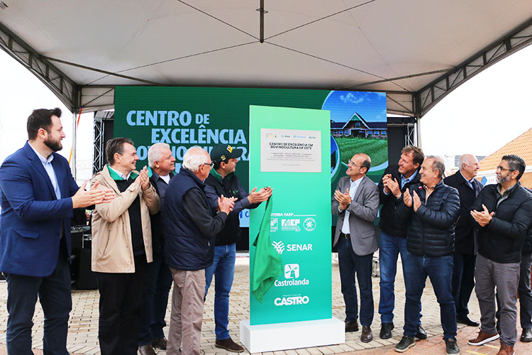 Senar lança pedra fundamental do Centro de Excelência em Leite durante Agroleite