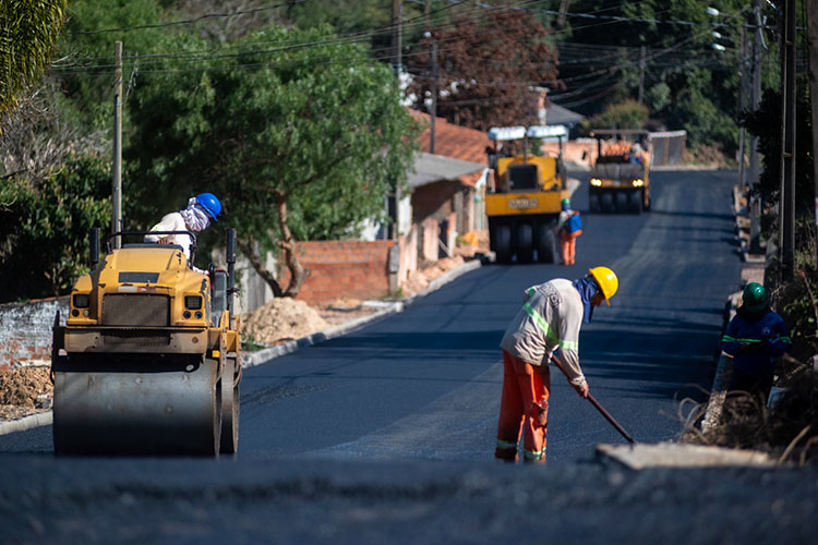 Prefeitura de PG entrega asfalto novo em cinco ruas da Vila Santana