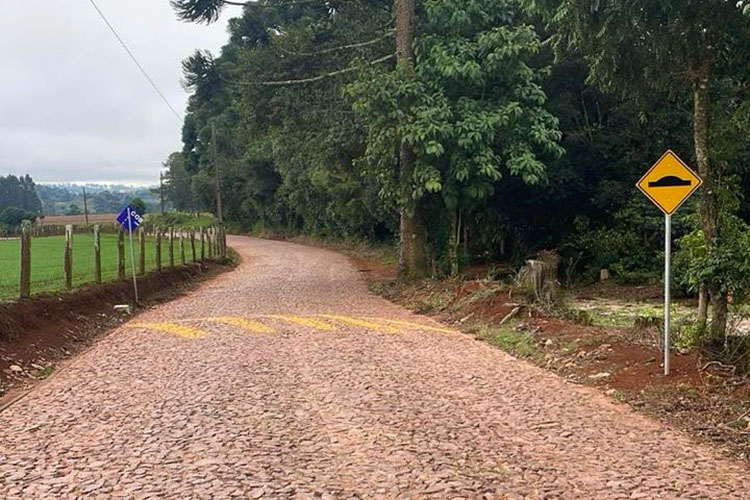 Comunidades rurais recebem pavimentação poliédrica em 10 km de ruas principais em Castro