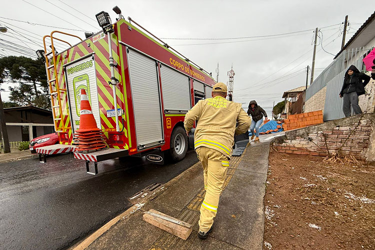 Bombeiros desloca equipes e materiais de outras cidades para auxiliar em Castro