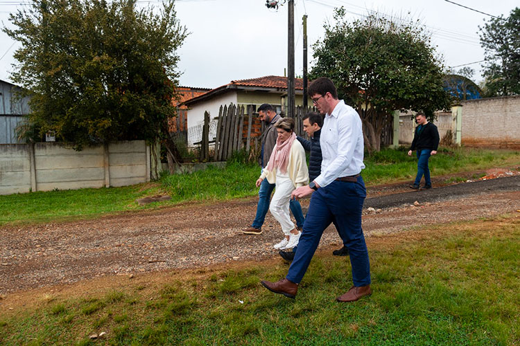 Após 43 anos de espera, 8 ruas do Núcleo Borsato em PG vão receber asfalto
