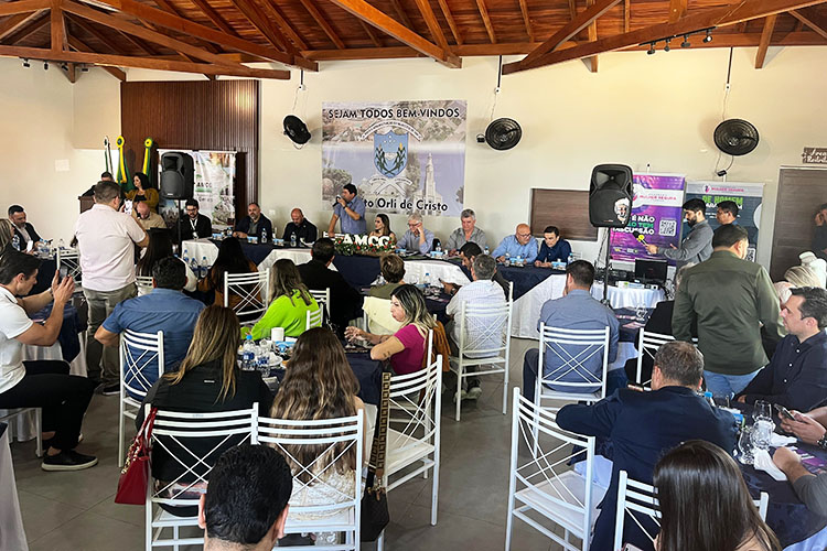 Prefeitos da AMCG se reúnem em Ivaí para debater segurança pública e estratégias de gestão