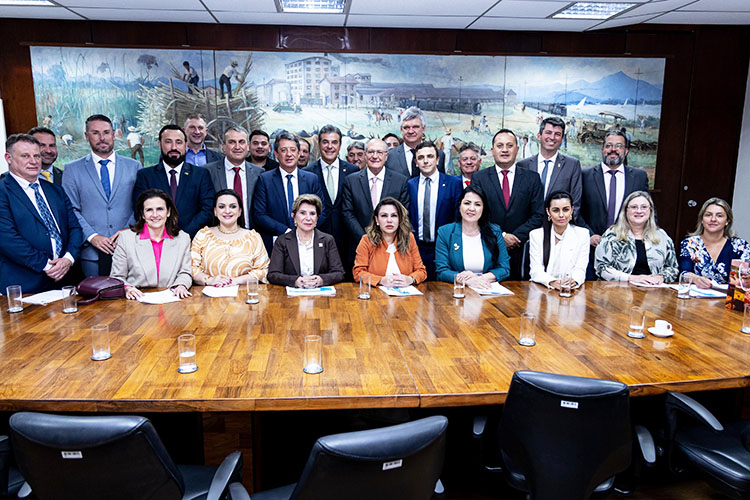 Em reunião com Alckmin, prefeitos dos Campos Gerais debatem soluções para os impactos do ‘tarifaço’