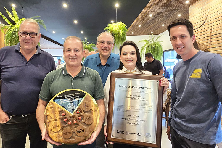 Moacyr Fadel celebra Lei que oficializa Carambeí como a Capital Estadual das Tortas