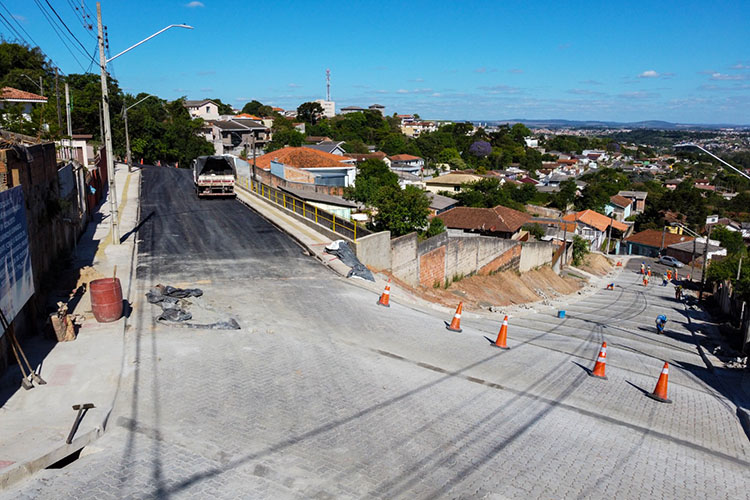 Com asfalto e ‘paver’, Ponta Grossa dá fim a um século sem pavimentação