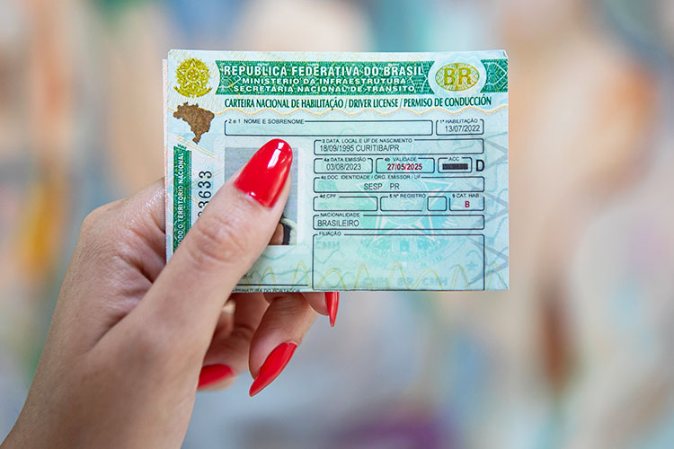 Ratinho Junior sanciona lei que prevê CNH gratuita para pessoas em vulnerabilidade social