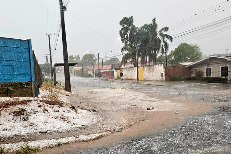 Após temporal com granizo, Estado envia lonas, telhas e kits dormitório para Ponta Grossa