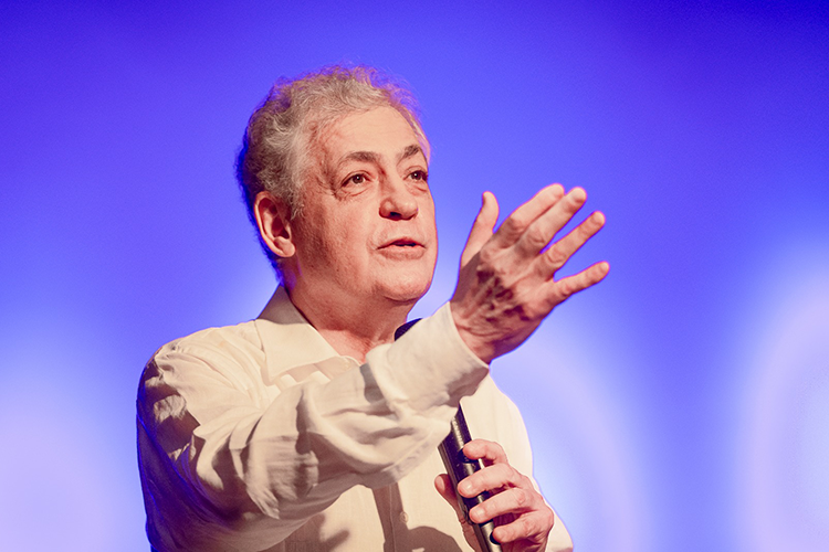 Lançamento do livro do ex-prefeito Péricles lota Auditório dos Operários no Cine Ópera