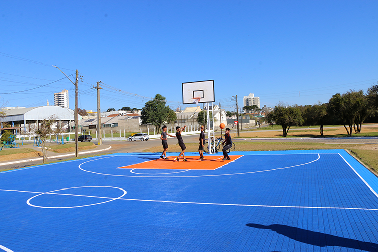 Castro entrega 17 quadras de polipropileno e investimentos na estrutura do esporte ultrapassam R$ 1 mi