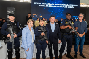 Elizabeth e Moro entregam novas armas para a Guarda Civil Municipal