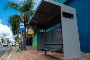 Prefeitura de PG instala 52 novos pontos de ônibus com acessibilidade e maior durabilidade