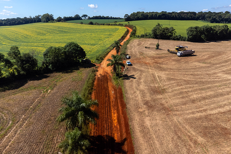 Prefeitura de PG avança em obras de alargamento nas estradas rurais de Uvaia e Guaragi