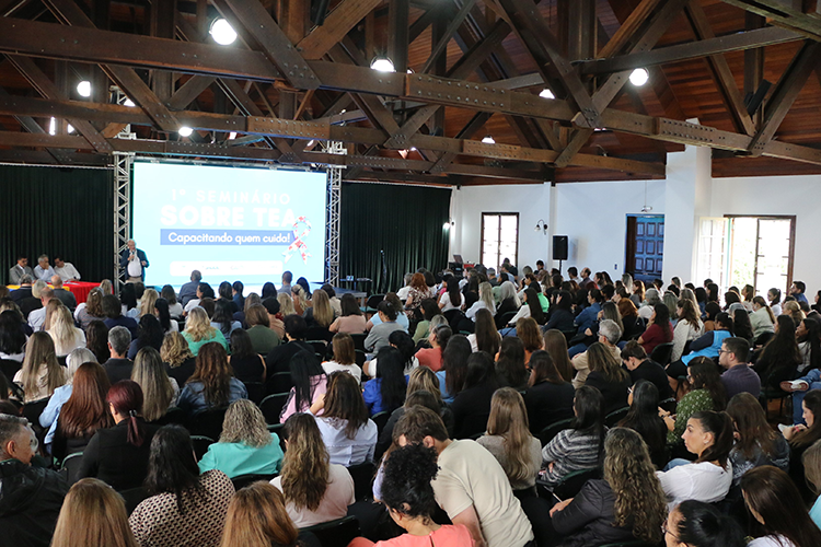 Seminário sobre Transtorno do Espectro Autista reúne mais de 300 participantes em Castro