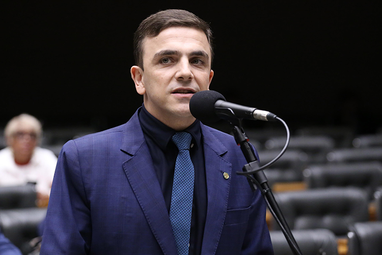 Aliel Machado parabeniza nova gestão da AMCG durante pronunciamento em Brasília