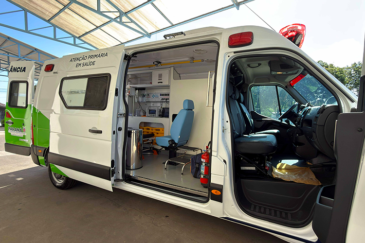 Castro recebe do Estado nova ambulância com UTI Móvel para transporte de pacientes da UPA