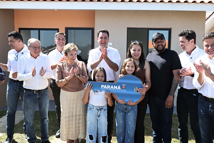 Ratinho Junior entrega 220 casas em Ponta Grossa com investimento do Casa Fácil